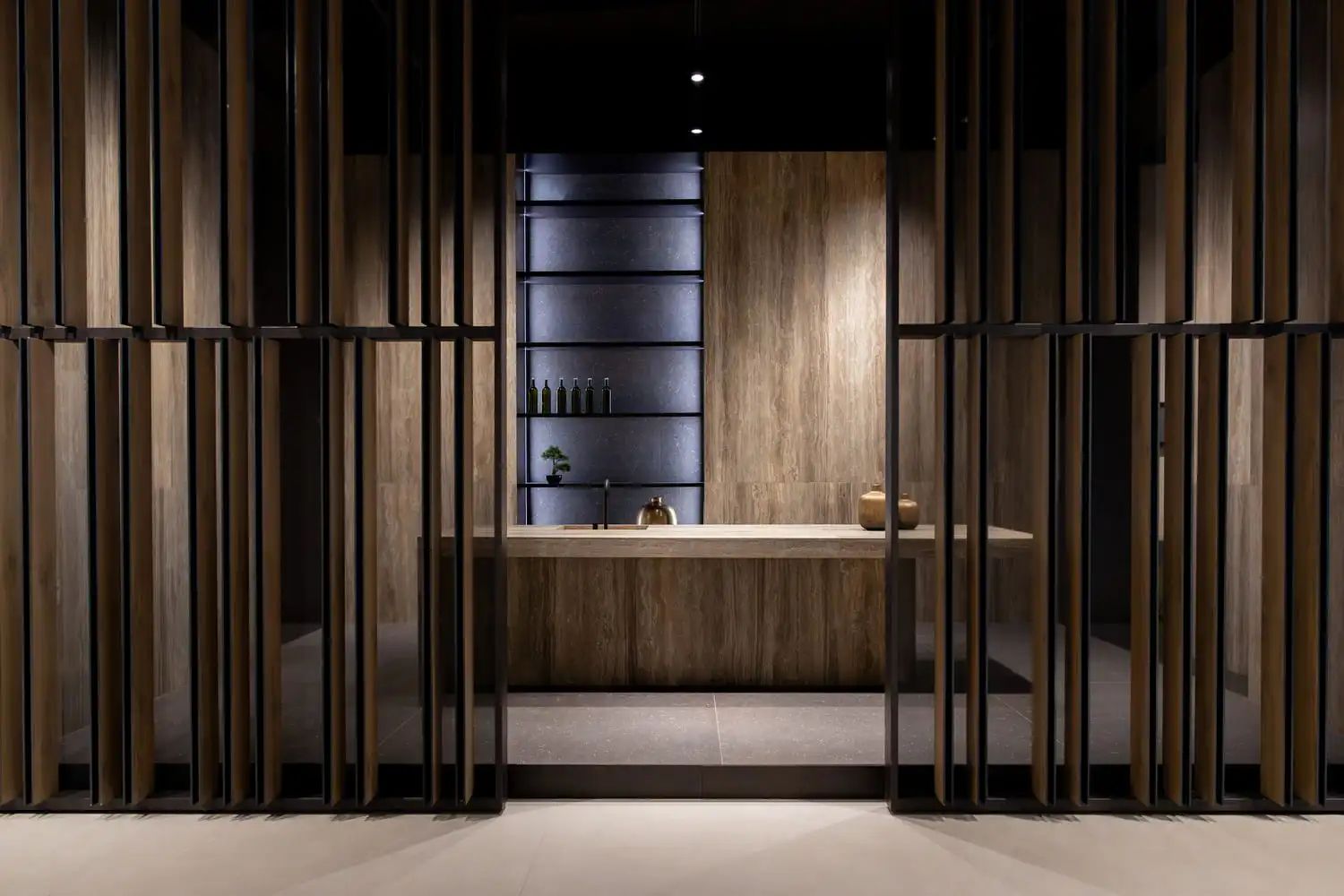 Salon avec claustra métallique architecturale et mobilier intégré.