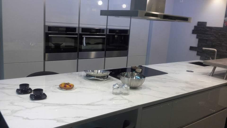 Cuisine contemporaine avec plan de travail Dekton.