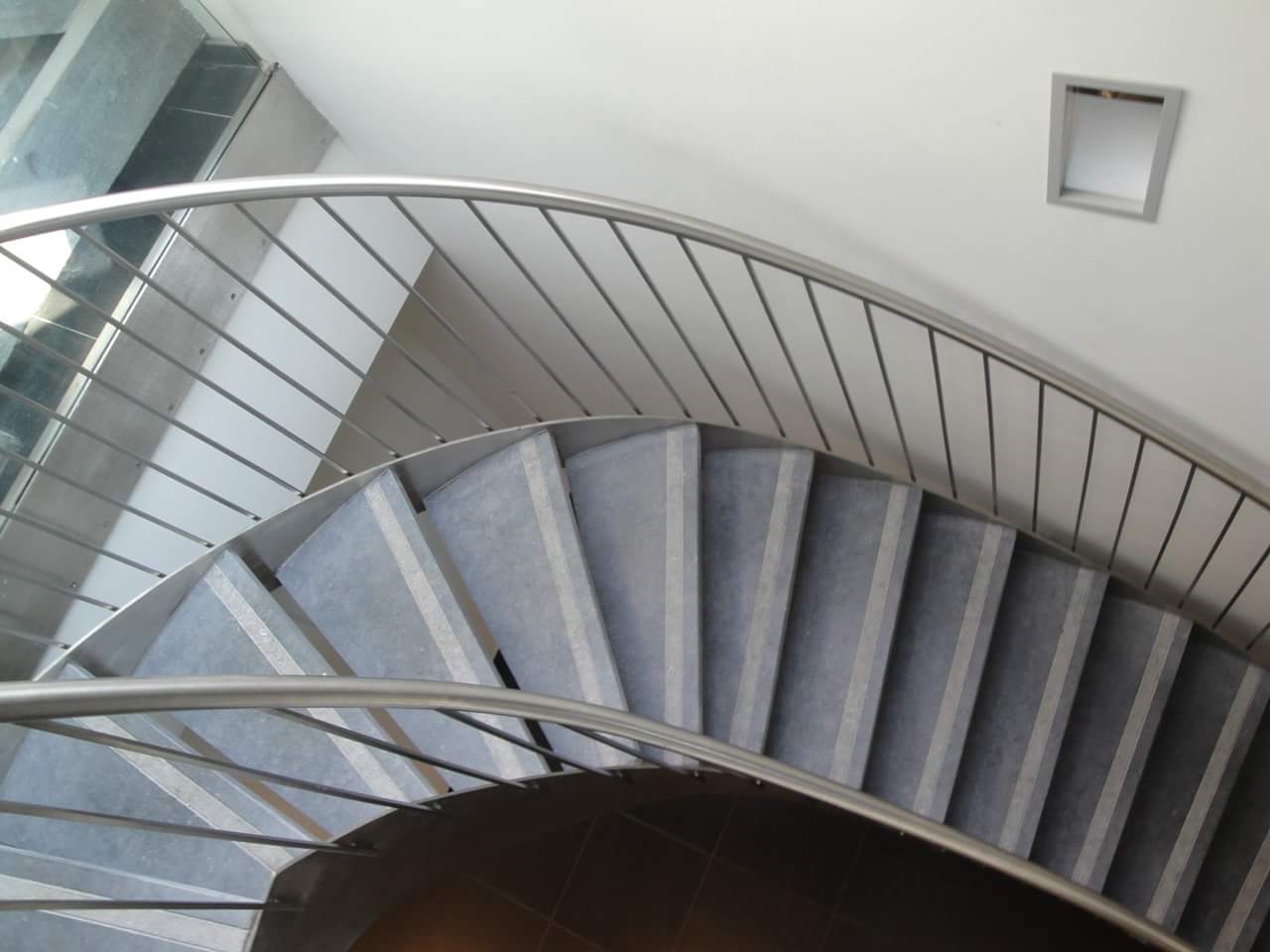 Escalier en pierre bleue sur structure inox.