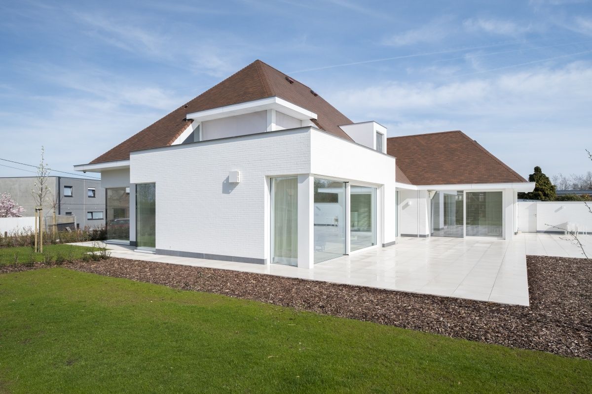 Villa résidentielle premium avec terrasse en pierre.